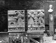 44147 Afbeelding van twee gebeeldhouwde reliëfs bestemd voor de Smeebrug over de Oudegracht te Utrecht.